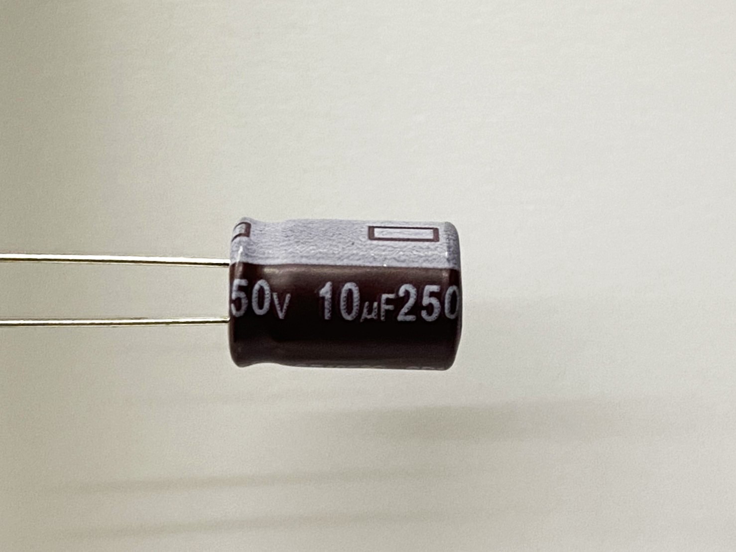 電解電容10uF250V 2pcs ( EC10uF250V 8x12/105℃ )