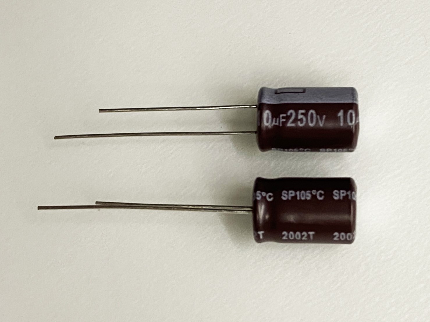 電解電容10uF250V 2pcs ( EC10uF250V 8x12/105℃ )