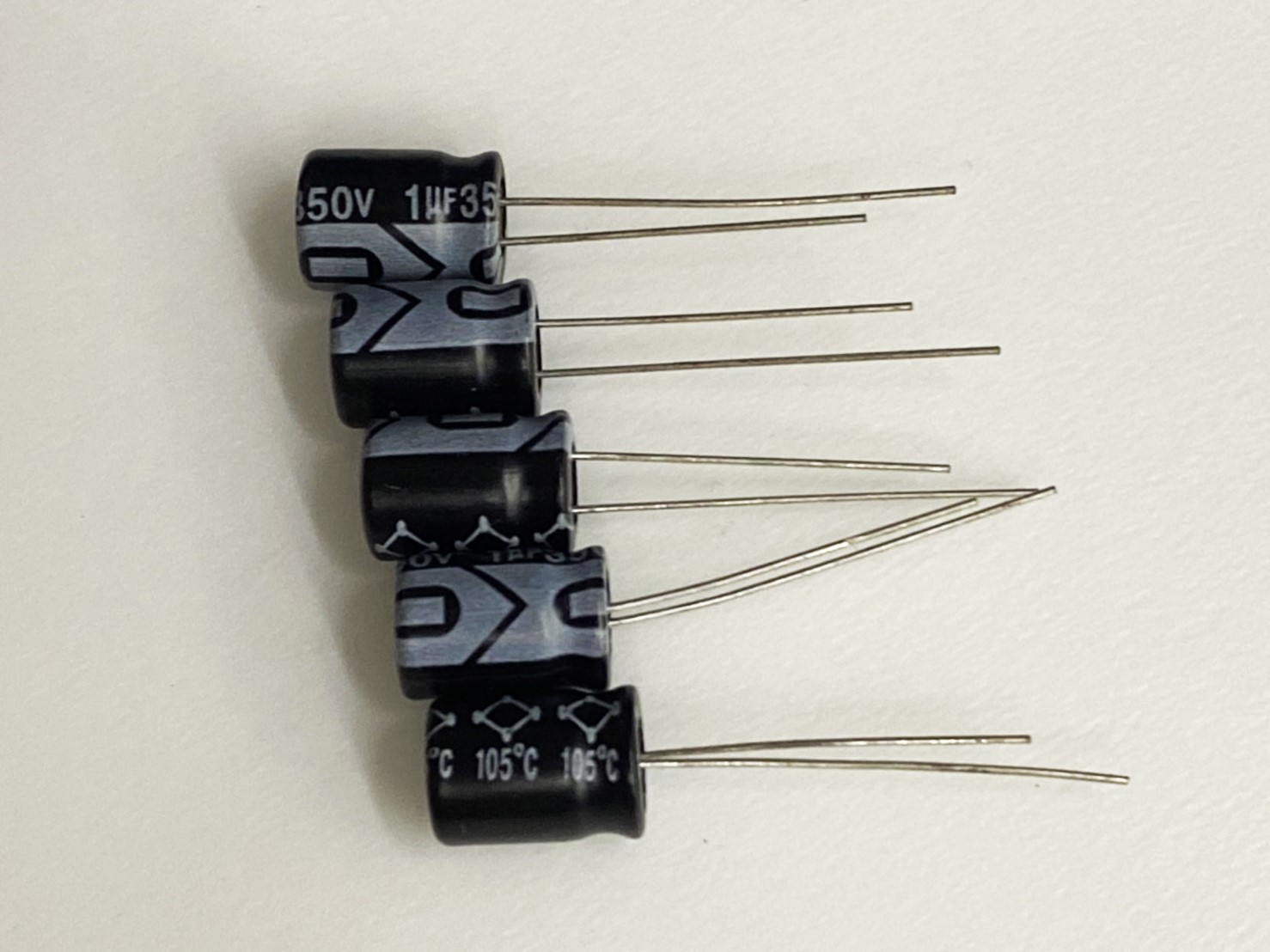 電解電容1uF350V 5pcs ( EC1uF350V 6x11/105℃ )