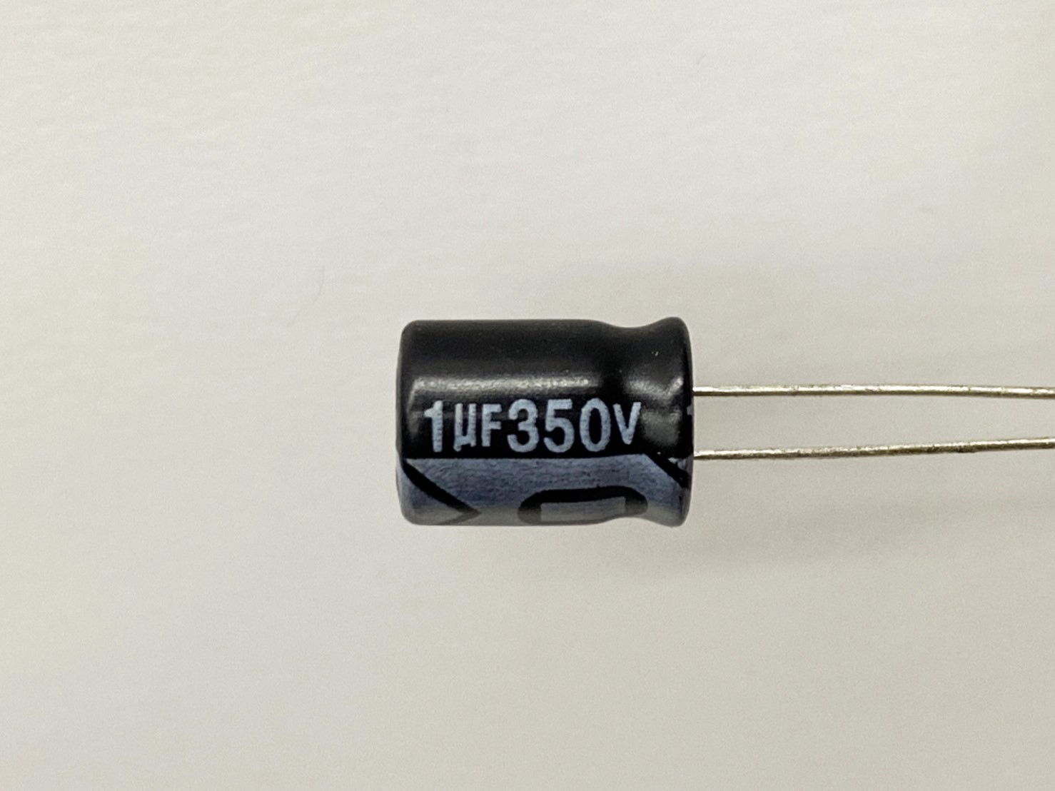 電解電容1uF350V 5pcs ( EC1uF350V 6x11/105℃ )