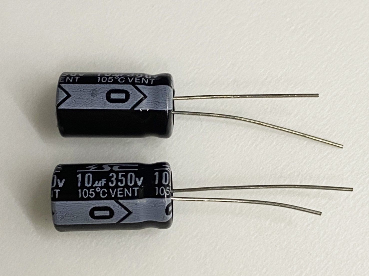 電解電容10uF350V 2pcs ( EC10uF350V 10x20/105℃ )