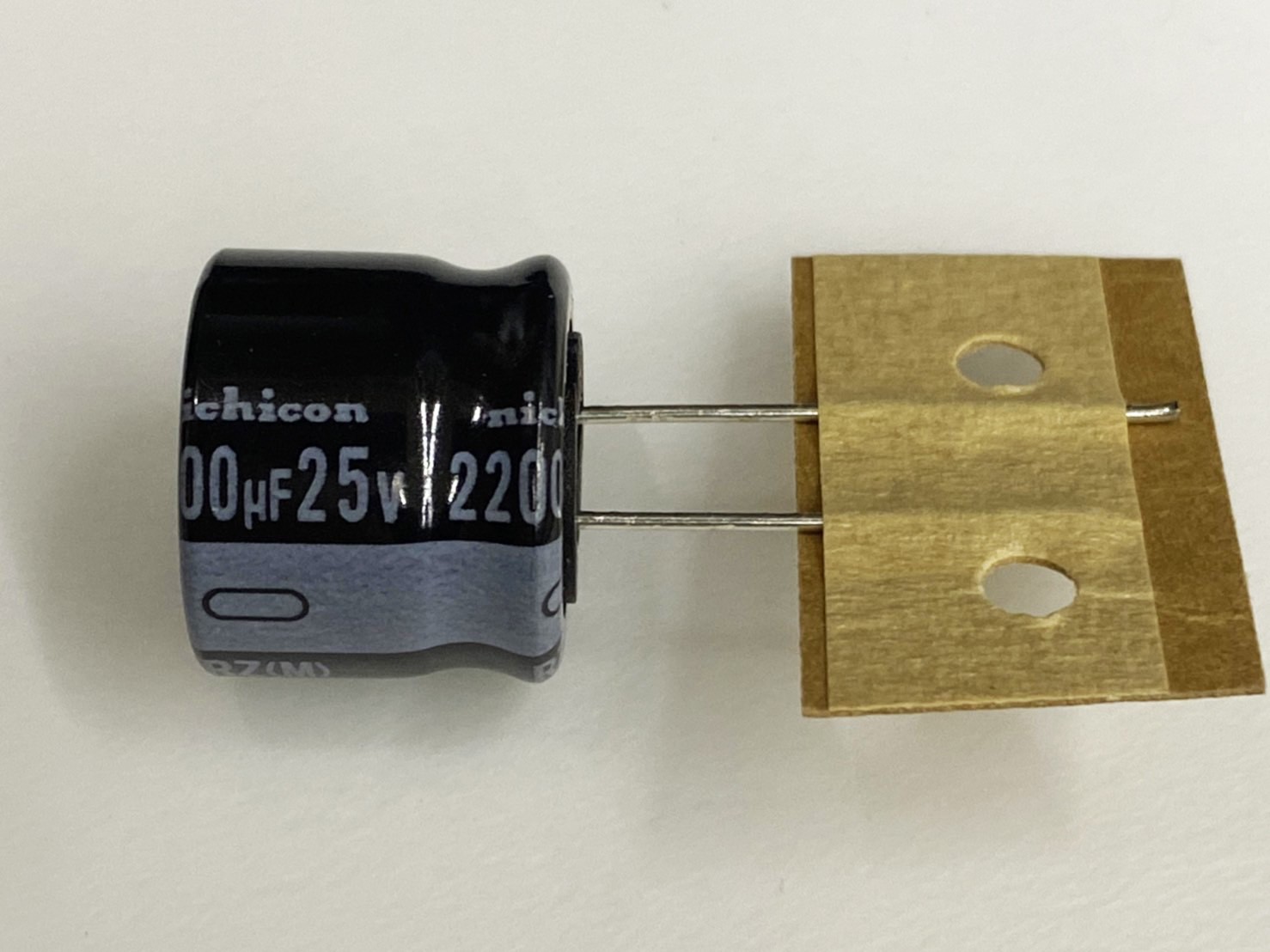 NICHICON 2200uF25V電容 105℃  ( 2200uF25V 18x15 ) 1pcs