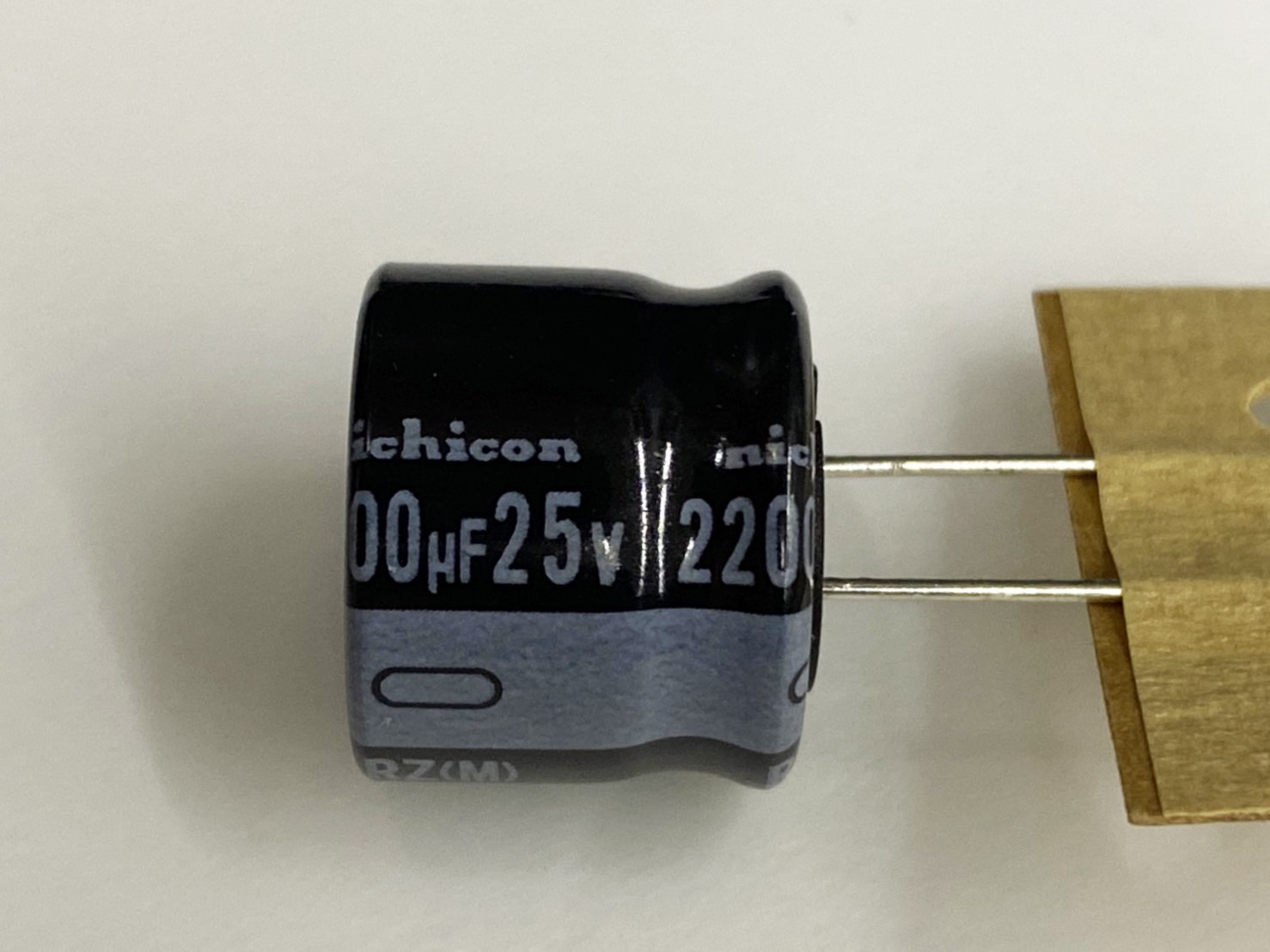 NICHICON 2200uF25V電容 105℃  ( 2200uF25V 18x15 ) 1pcs